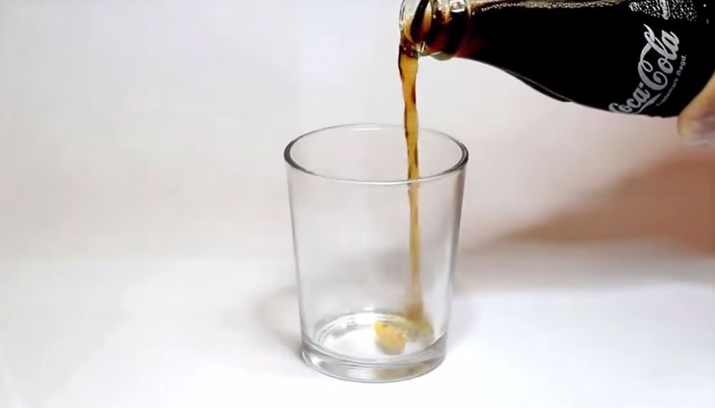 Siete curiosi di vedere l’effetto che fa la Coca Cola sui vostri denti?