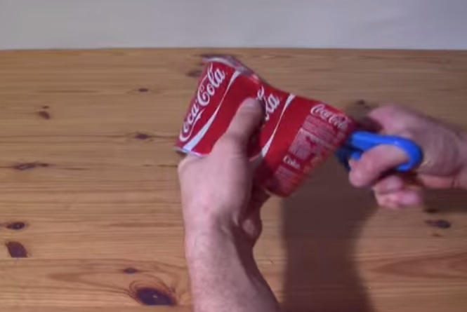 Il regalo fatto in casa con 12 lattine di coca cola – Video