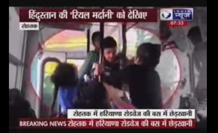 Due ragazze indiane picchiano i molestatori su un autobus – Video