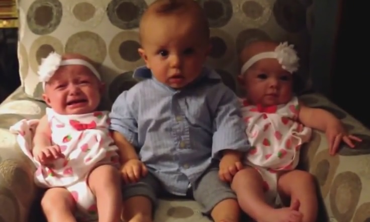 Bambino conosce i suo fratelli gemelli, il video è virale