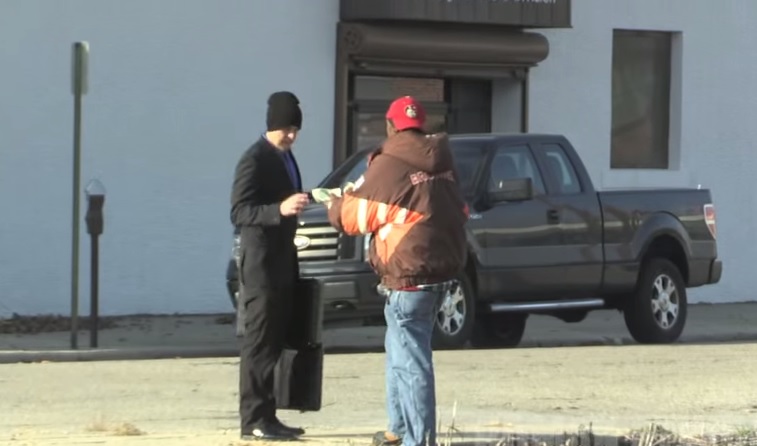 Perde soldi per strada, la reazione dei passanti – Video