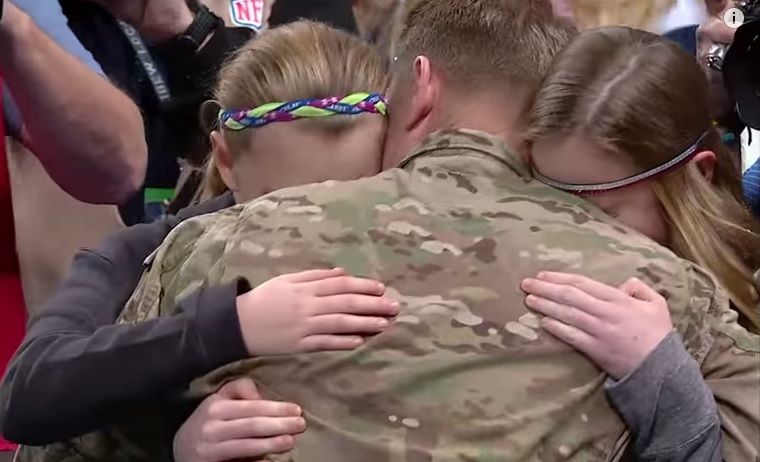 Militare rientra dall’Afghanistan, la sorpresa alle due figlie è virale