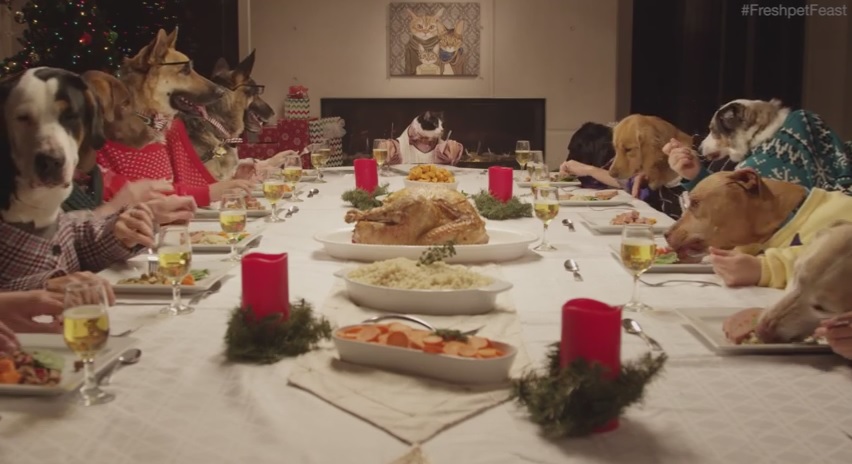 La cena di Natale più pazza del web: a tavola 13 cani e un gatto