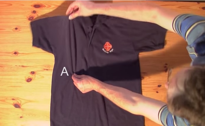 Come piegare una maglietta in due secondi – Video