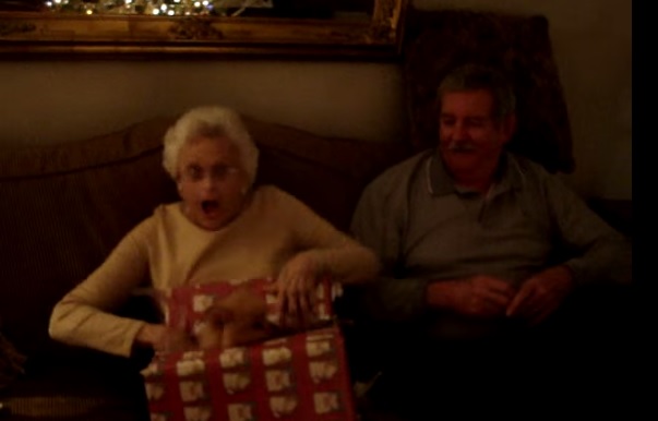 La nonnina scarta il regalo, la sua reazione vi cambierà la giornata