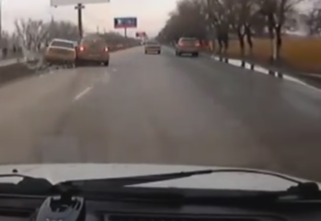 Sperona l’auto dell’ex, a bordo la nuova fidanzata – Video