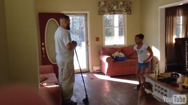 Padre e figlia fanno le pulizie, ma poi parte la musica e…