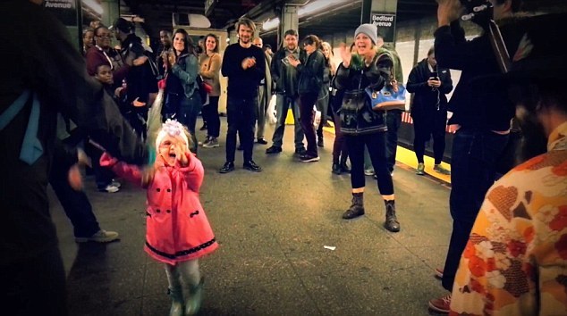 La bimba che fa impazzire la metropolitana di New York