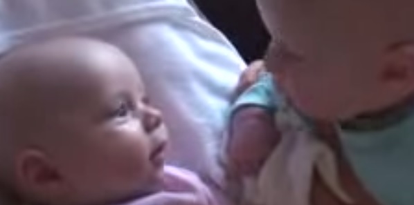 La conversazione tenera e incomprensibile tra due gemelli