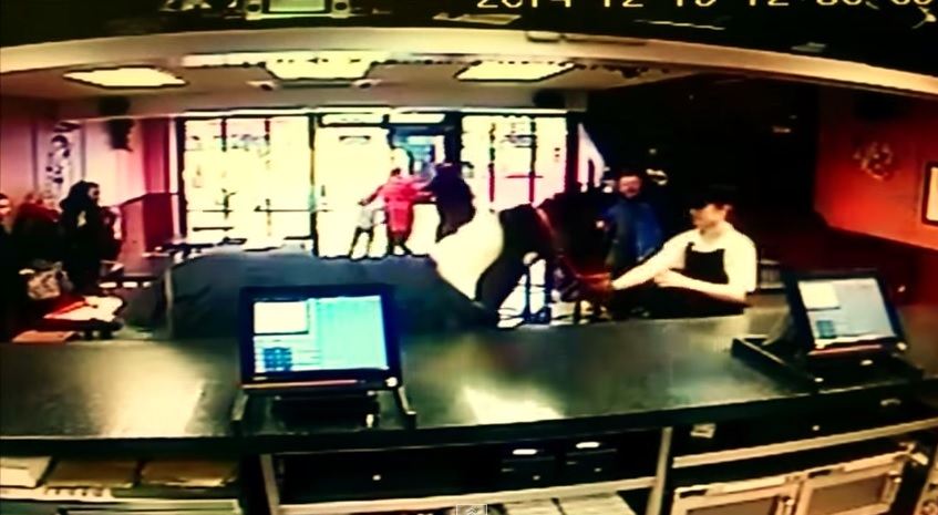 Cavallo irrompe in un ristorante e si avvicina al bancone – Video