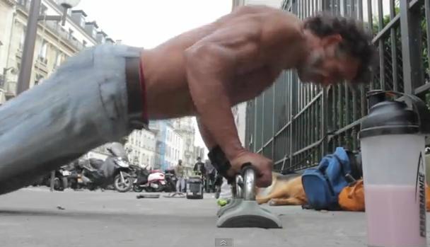 Il clochard body builder diventa una star del web