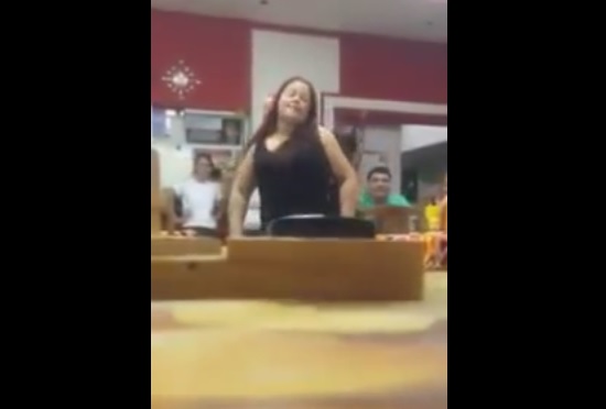 Donna litiga al ristorante, gestore le svuota estintore addosso