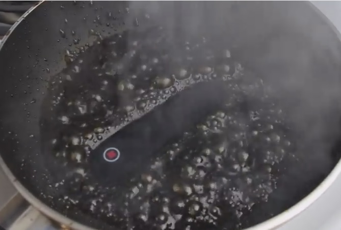 Ecco cosa succede se bollite un iPhone nella coca cola – Video