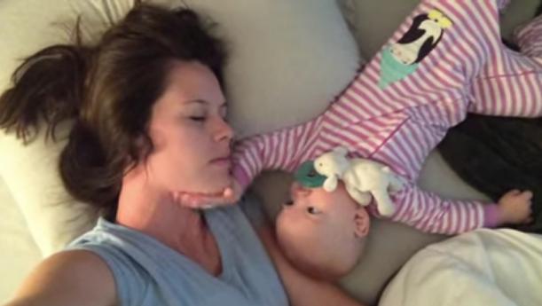 “Se io non dormo, tu non dormi”, la clip campione di tenerezza