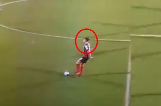 Inghilterra, calciatore perde il parrucchino in campo – Video