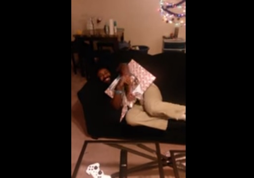 Scarta il suo regalo di Natale ed esulta come un bambino – Video