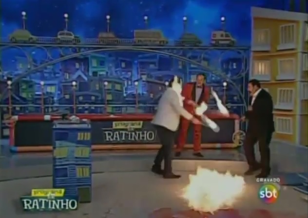 Brasile, presentatore televisivo prende fuoco – Video