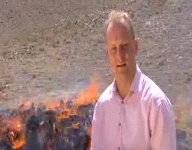 Il reporter “da sballo”, la droga va a fuoco e lui la respira – Video