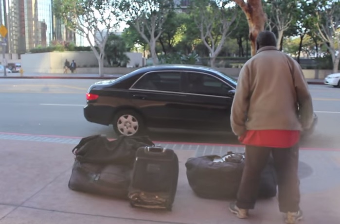 La sorpresa al clochard commuove il web – Video