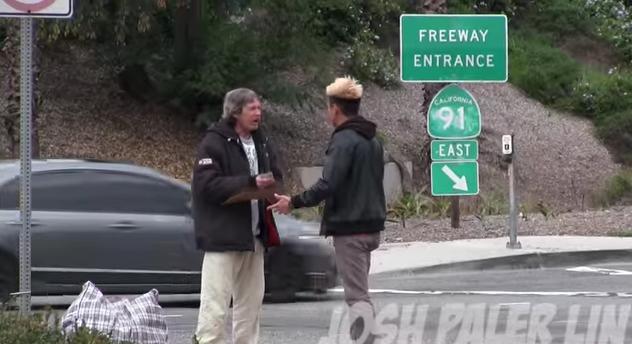 Regala 100 dollari a clochard, lui compie un gesto inaspettato