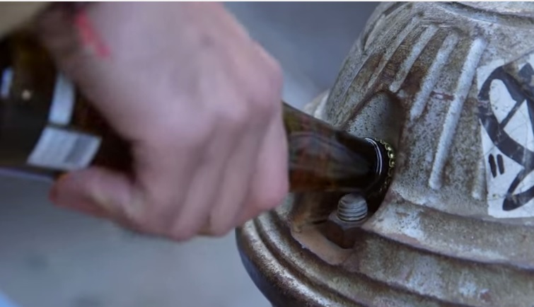 14 modi non convenzionali per aprire una bottiglia di birra – Video