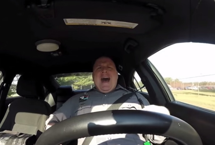 Usa, agente filmato sulla volante mentre canta a squarciagola
