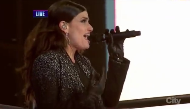 Idina Menzel, voce di “Frozen” stona al Capodanno di New York