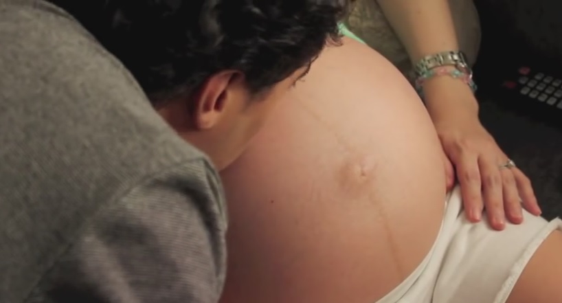 I gemelli scalpitano nella pancia della mamma, il video girato dal padre