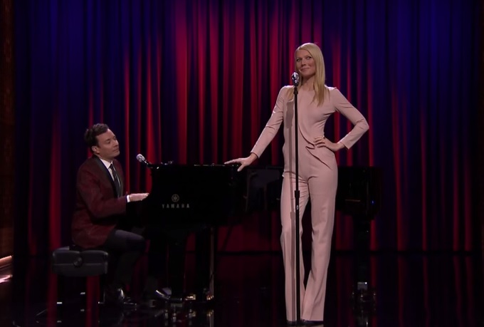 Gwyneth Paltrow in tv, sotto il vestito niente – Foto