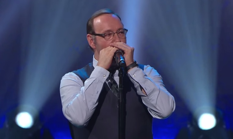 Kevin Spacey canta e suona l’armonica con Billy Joel – Video