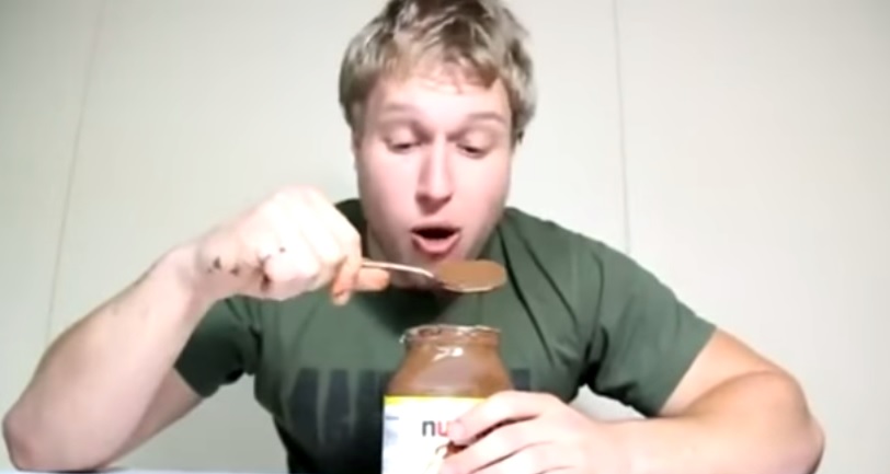 Ragazzo mangia barattolo di Nutella in 3 minuti – Video