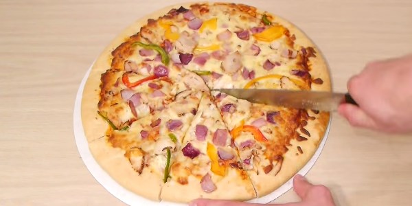 Come rubare uno spicchio di pizza senza che nessuno se ne accorga