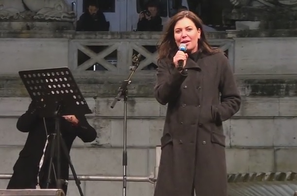 Sabina Guzzanti choc: “Maria De Filippi è un nemico dell’umanità” – Video