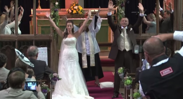 L’altare si trasforma in discoteca, ecco il sì più pazzo del mondo