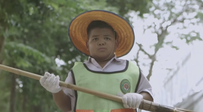 Supereroe della spazzatura per aiutare la mamma – Video