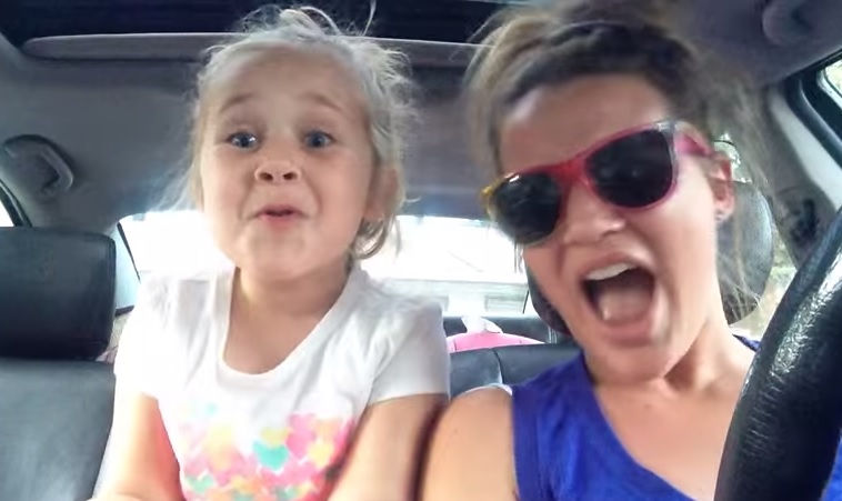Mamma e figlia cantano in auto la canzone di “Frozen”, il video è virale