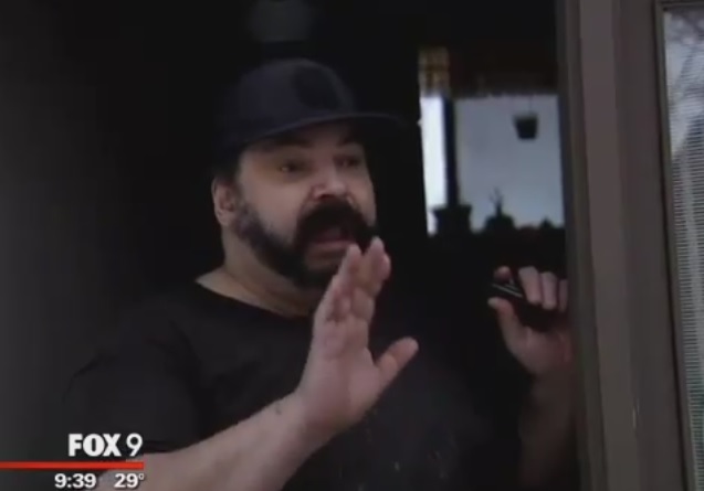 Per ritirare i soldi della madre morta, porta il cadavere in banca