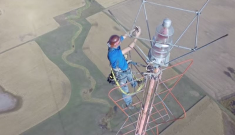 L’impresa di Kevin: cambiare la lampadina a 500 metri d’altezza