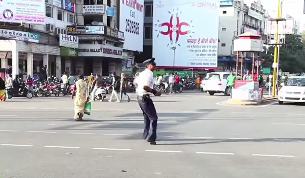 Il vigile che dirige il traffico ballando come Michael Jackson – Video
