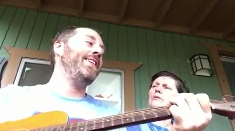 Il figlio canta per la madre malata di Alzheimer – Video