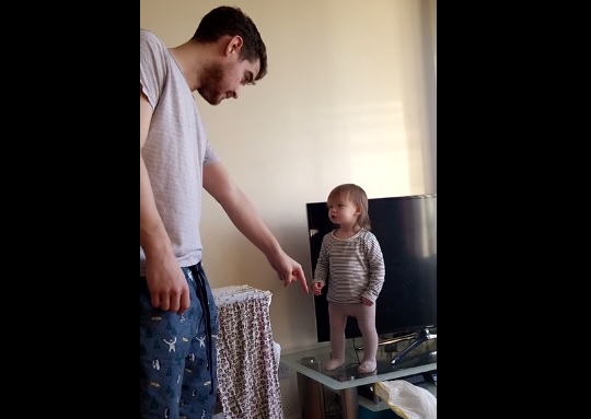 A pochi mesi tiene testa al padre, ecco la “lite” più tenera del web – Video