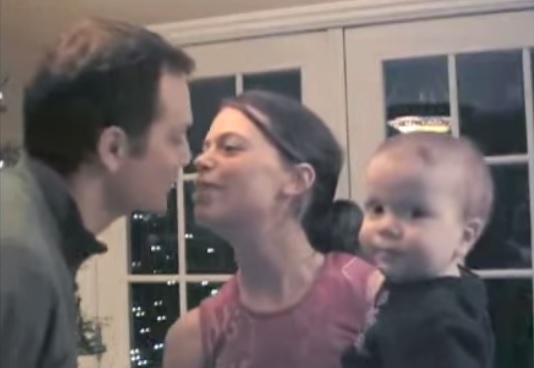 Mamma e papà si baciano, il bimbo è geloso e reagisce così