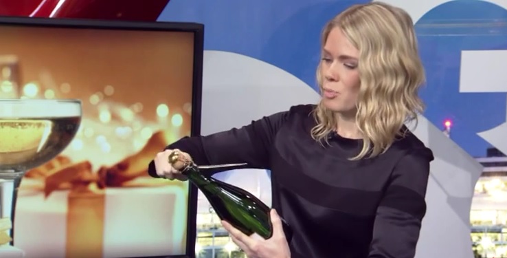 Apre bottiglia di champagne con la sciabola, figuraccia in diretta tv