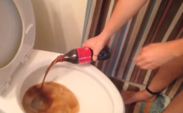 Mette mezzo litro di coca cola nel water, guarda cosa accade