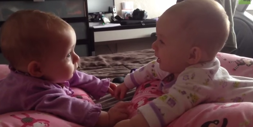 Le due gemelline si riconoscono per la prima volta – Video