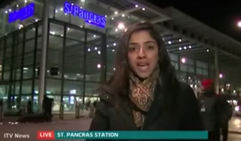 La giornalista parla in diretta, alle sue spalle accade l’impensabile