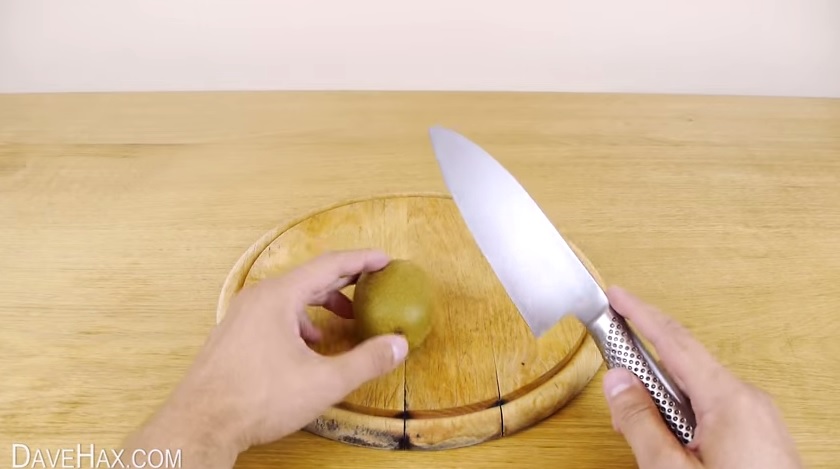 Come sbucciare un kiwi senza sporcarsi le mani – Video