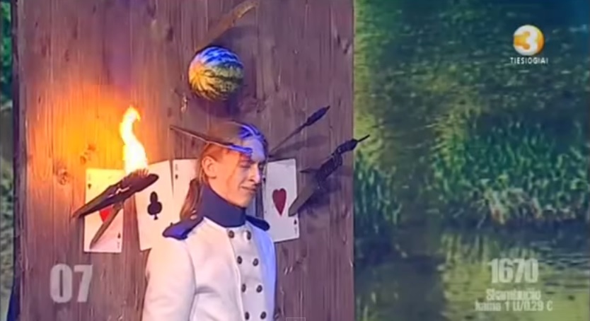 Lituania, il lanciatore di coltelli sfiora due volte l’assistente – Video