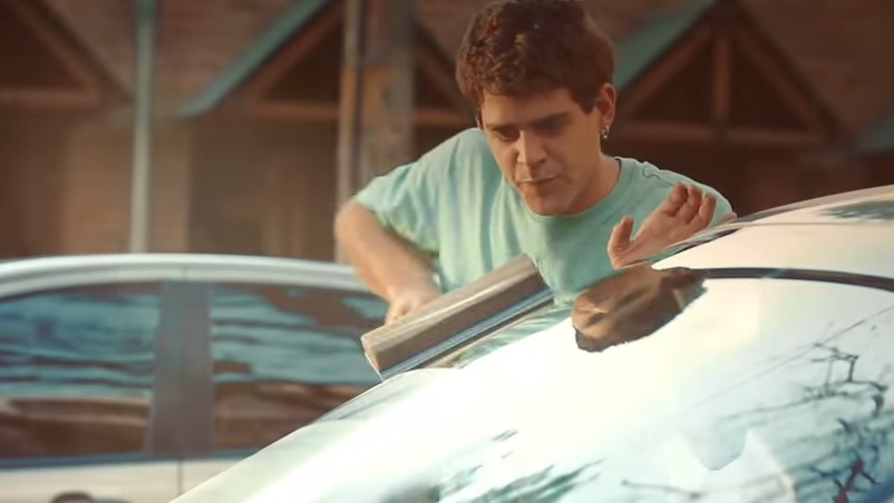 Niente soldi, il regalo dell’imprenditore al lavavetri commuove il web