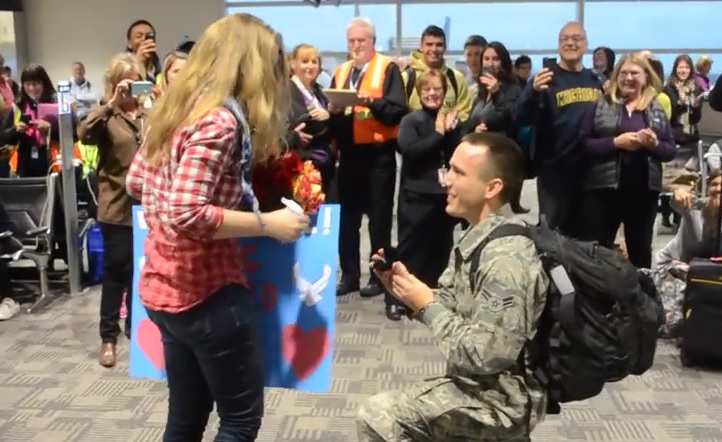“Vuoi sposarmi?”, la proposta del soldato in aeroporto è virale